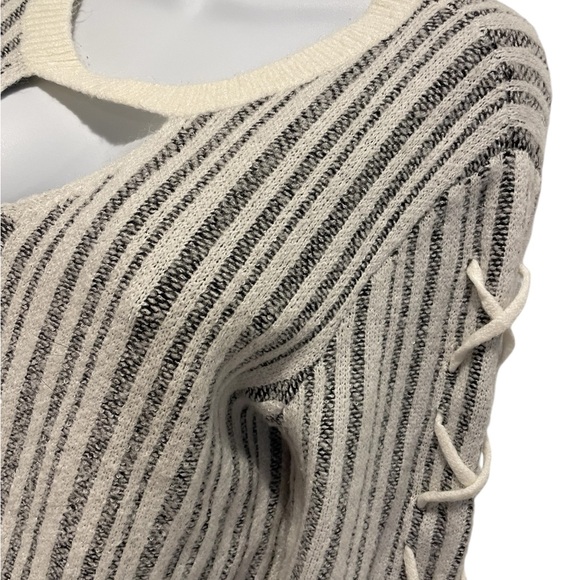 ROCK & REPUBLIC Women’s Striped Long Sleeve Sweater Size Medium - Picture 5 of 15